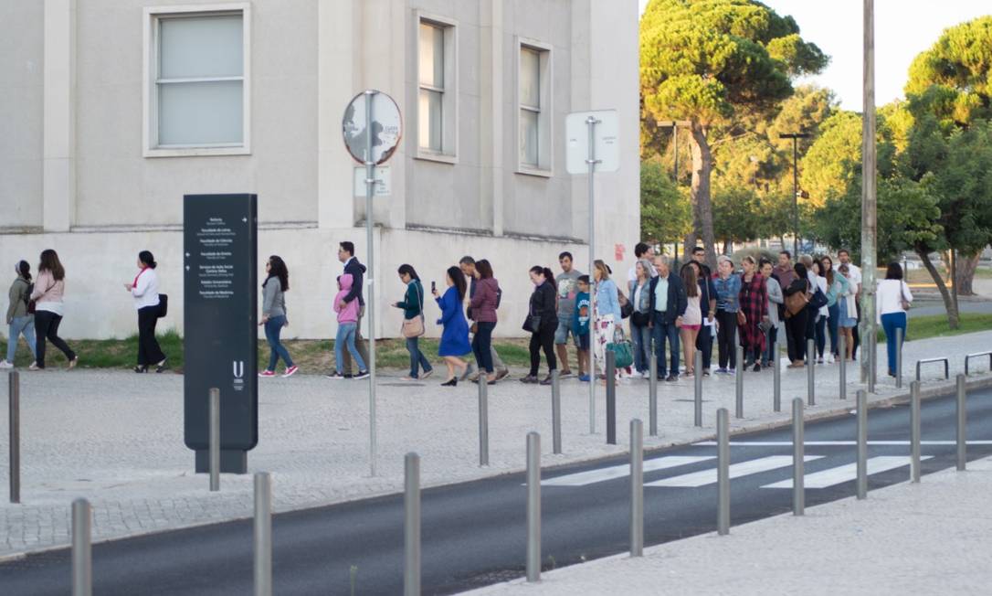 Brasileiros fazem fila para votar na Faculdade de Direito de Lisboa Foto: Bruna Borelli