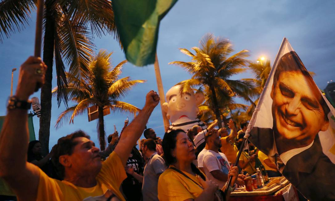Apoiadores de Jair Bolsonaro (PSL) na portaria do condomínio do presidenciável na Barra da Tijuca, Zona Oeste do Rio Foto: RICARDO MORAES / REUTERS