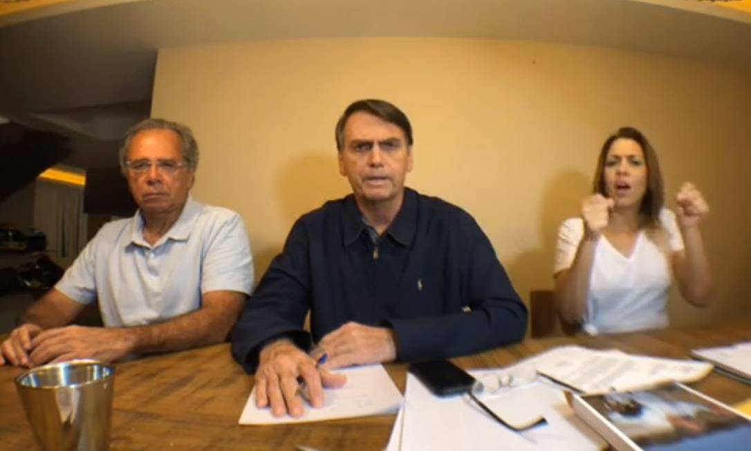 Jair Bolsonaro (PSL) fala a eleitores ao lado de Paulo Guedes após apuração do primeiro turno Foto: Reprodução/Facebook