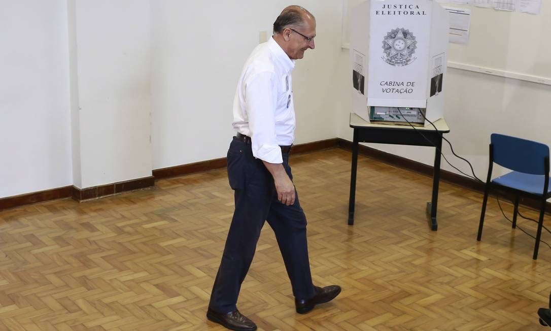 Caminho incerto. Alckmin na seção eleitoral, na zona sul da capital paulista: mau desempenho dele acirra divisão do PSDB. Para tucanos, o partido ‘virou pó’ Foto: Edilson Dantas / Edilson Dantas