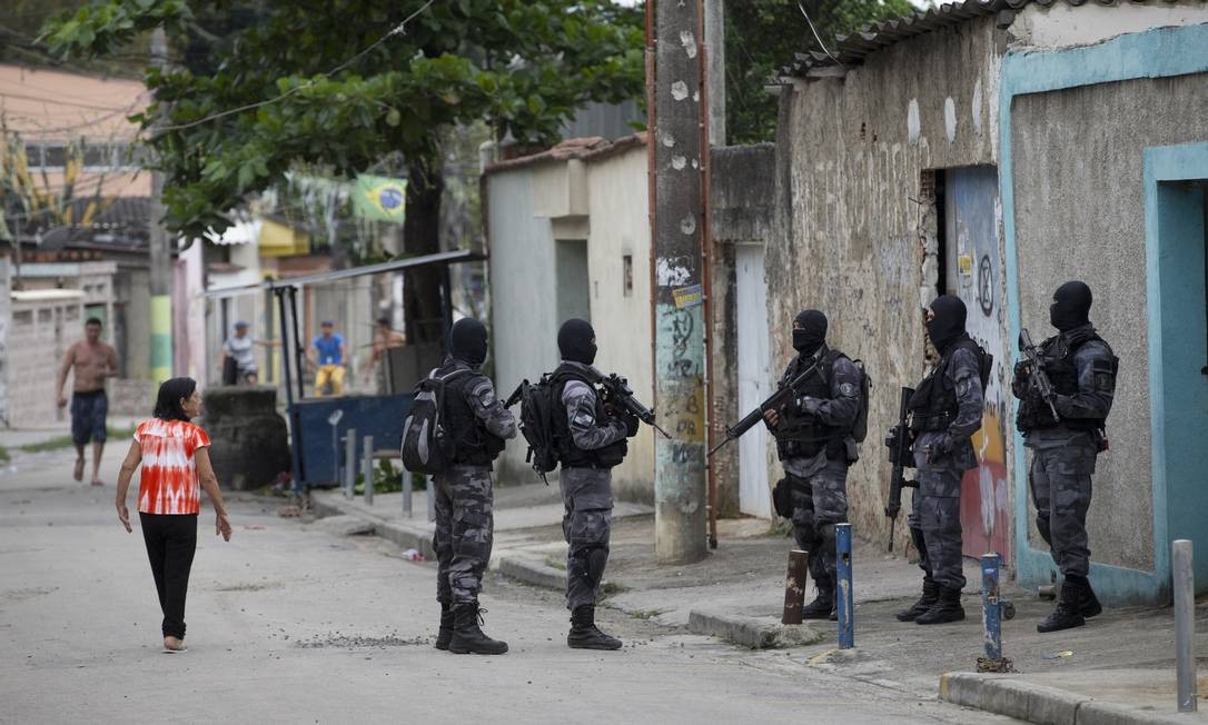 Guerra entre milicianos e traficantes na favela do Rola Jornal O Globo