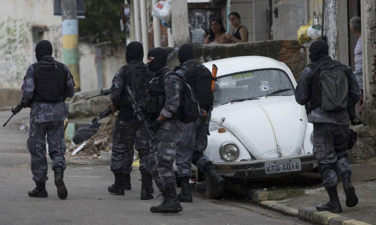 Guerra entre milicianos e traficantes na favela do Rola Jornal O Globo