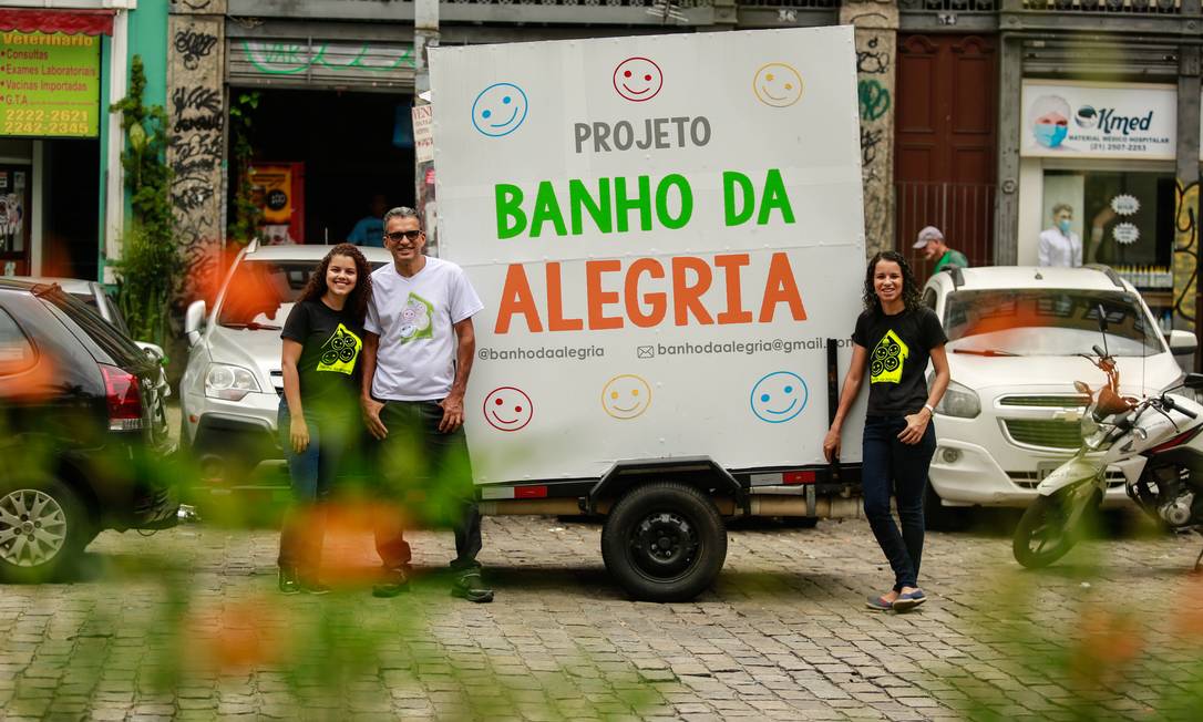 Projeto social oferece banho gratuitos à população de vulnerabilidade social-econônima carioca Foto: Brenno Carvalho / Agência O Globo