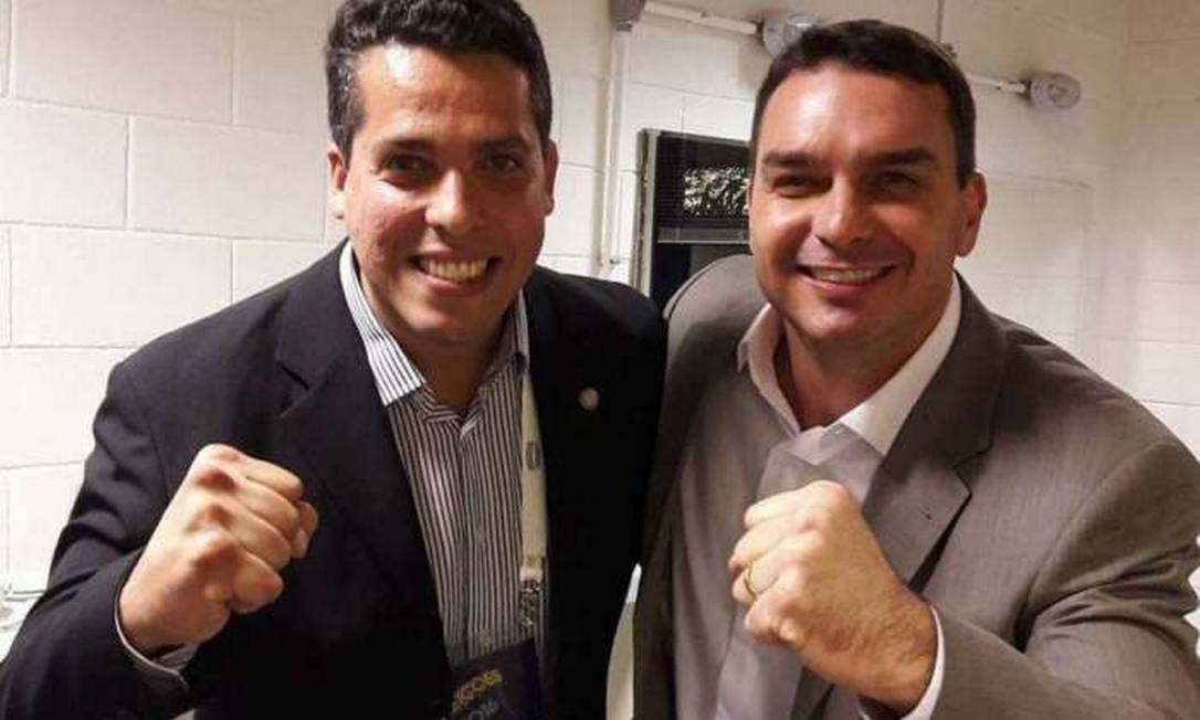 O advogado Rodrigo Amorim, deputado estadual eleito, e o senador eleito Flávio Bolsonaro (à dir.) Foto: Reprodução