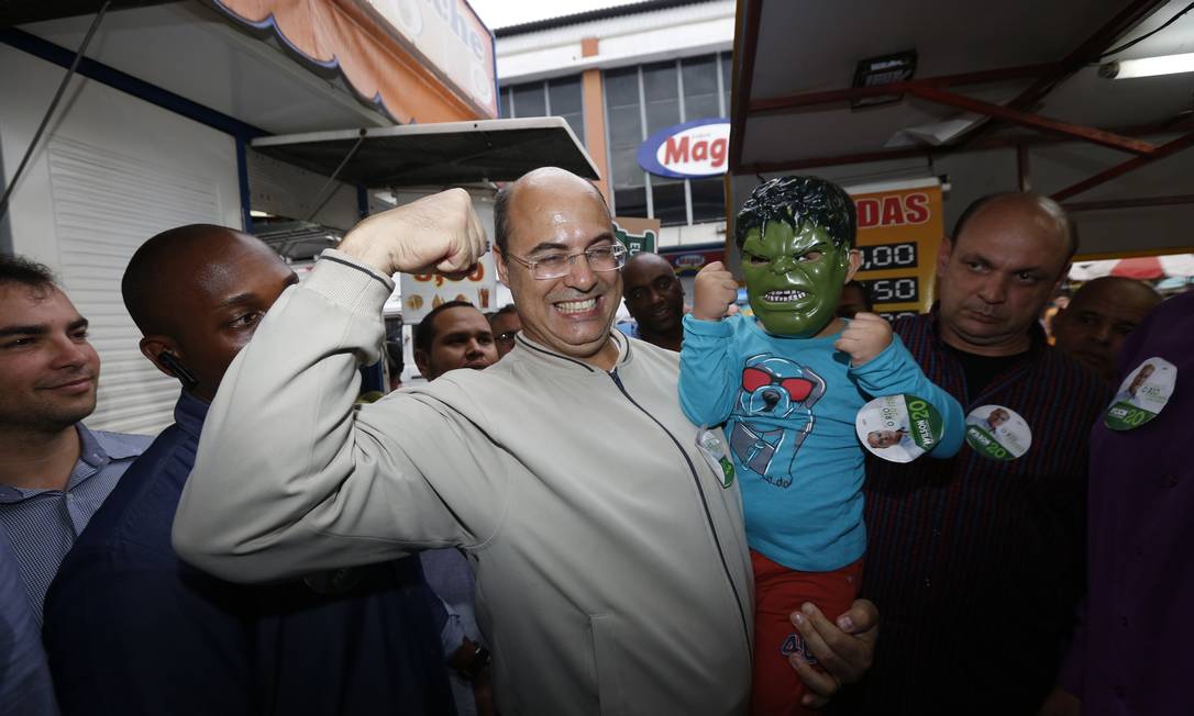 Wilson Witzel em campanha no calçadão de Bangu Foto: Marcos Ramos / Agência O Globo
