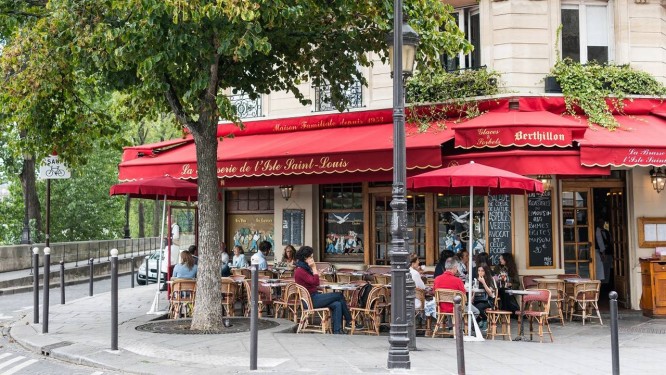 Café na esquina de uma rua estreita na Île St.-Louis, uma das existentes no Rio Sena Foto: Jo Han Pai / The New York Times