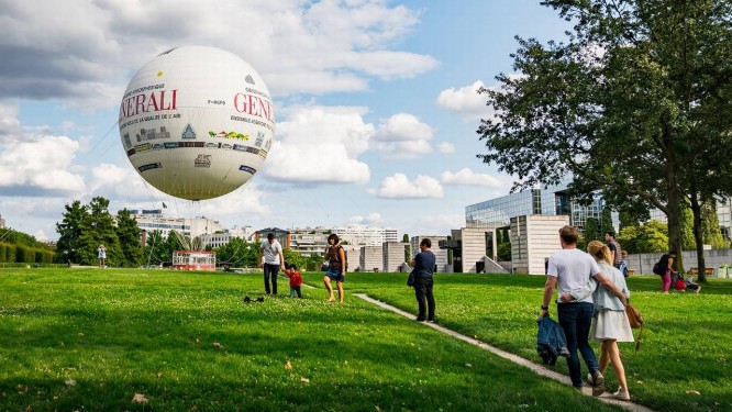 Visitantes podem subir aos ares num balão instalado no Parque André Citroën, em Paris Foto: Jo Han Pai / The New York Times