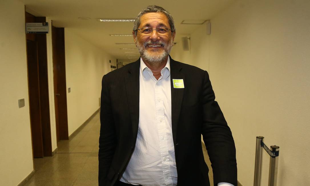O ex-presidente da Petrobras Sergio Gabrielli nos corredores do Senado Foto: Aílton de Freitas/Agência O Globo/22-02-2016
