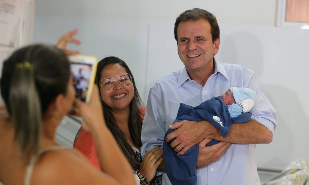 O candidato Eduardo Paes visita o Hospital da Mulher, em São João de Meriti Foto: Marcia Foletto / Agência O Globo
