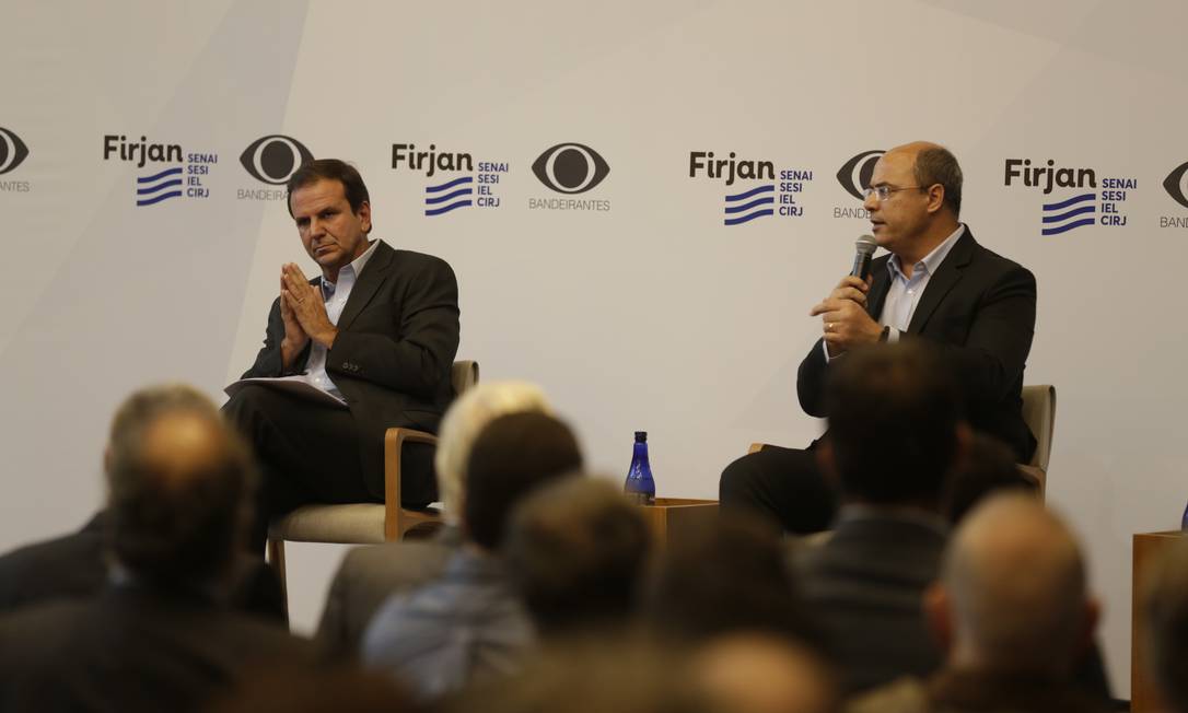 Os candidatos ao governo do Estado Eduardo Paes e Wilson Witzel fazem um debate na Casa Firjan, em Botafogo Foto: Gabriel Paiva / Agência O Globo