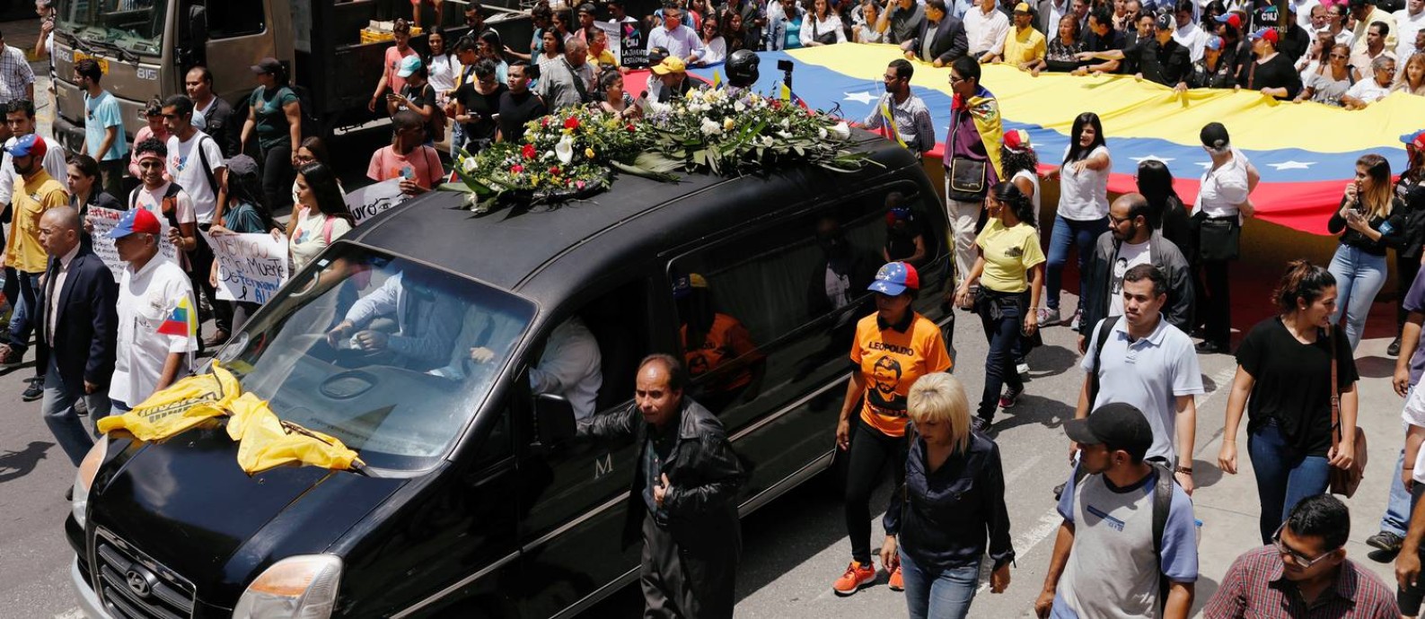 Multidão acompanha o féretro do vereador Fernando Albán em Caracas Foto: MARCO BELLO / REUTERS