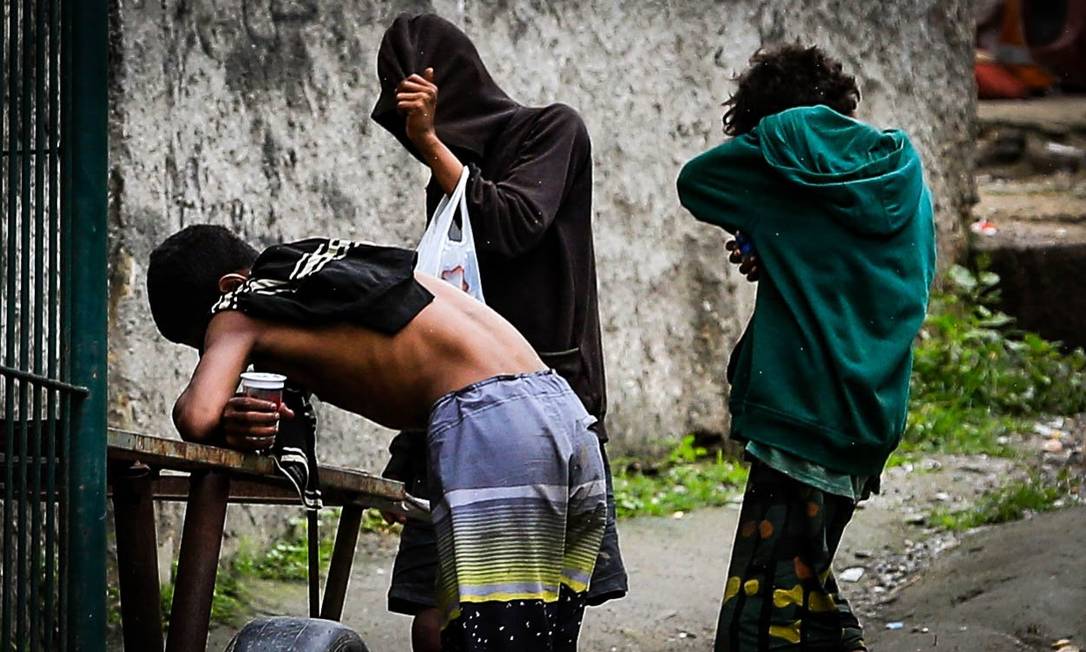 
Menores consomem drogas na Rua Comandante. Miguelote Viana, em Icaraí
Foto:
Roberto Moreyra
/
Agência O Globo
