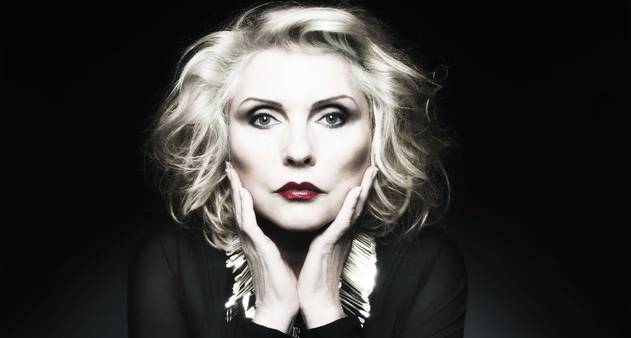 Debbie Harry, a líder do Blondie, anuncia sua autobiografia 