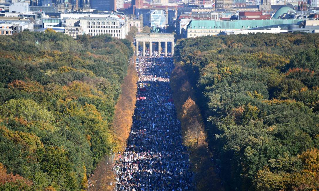 Cerca de 150 mil alemães se concentraram ao redor do Portão de Brandemburgo, na capital Berlim Foto: JOHN MACDOUGALL / AFP