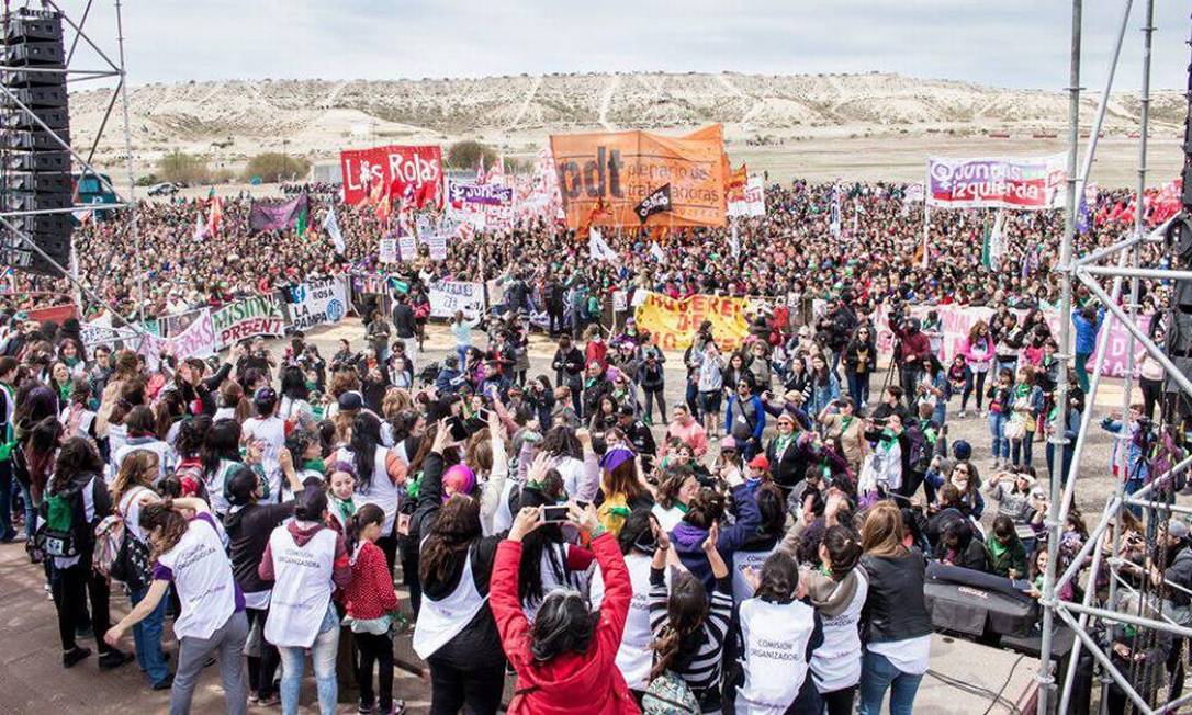 Milhares de mulheres se reuniram no Sul da Argentina Foto: Cobertura Colaborativa / Facebook/Reprodução