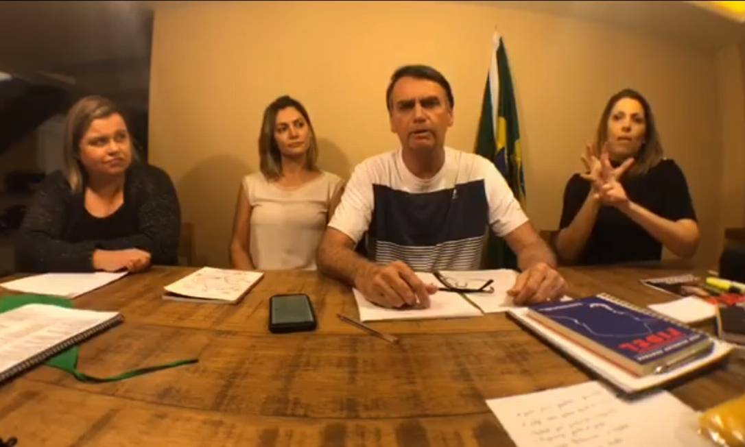 Bolsonaro em transmissão ao vivo no Facebook Foto: Reprodução