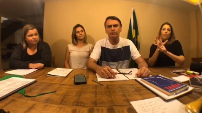 Bolsonaro em transmissÃÂ£o ao vivo no Facebook Foto: ReproduÃÂ§ÃÂ£o