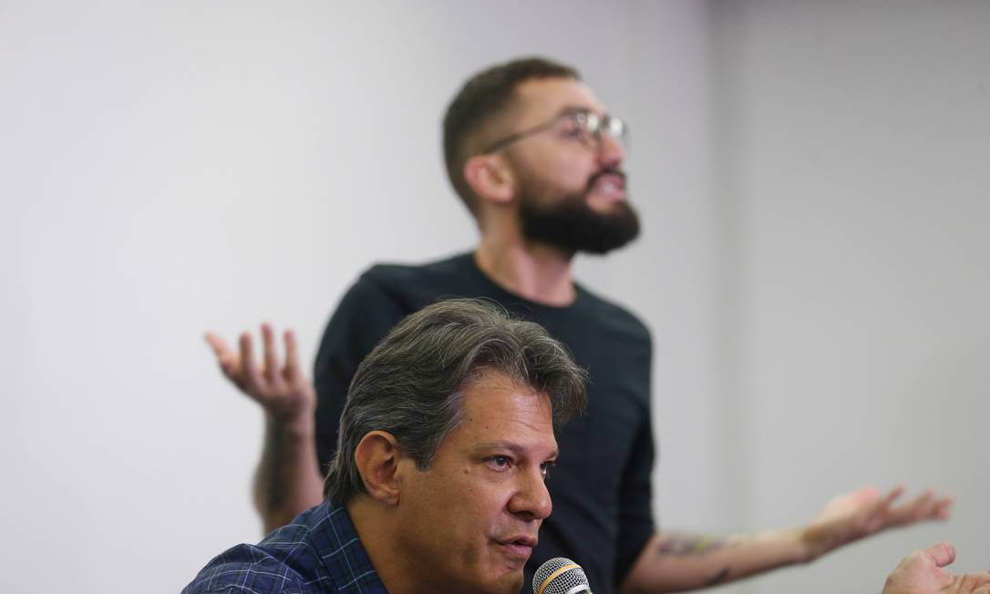 Fernando Haddad (PT) disccursa em encontro com pessoas com deficiência, em hotel de São Paulo Foto: Marcos Alves / Agência O Globo
