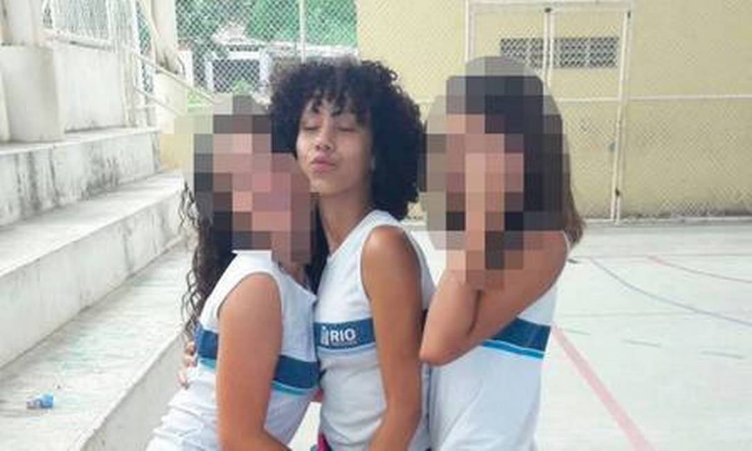 Maria Eduarda com as amiga. Menina de 13 anos foi morta dentro do colégio, em Acari Foto: Divulgação