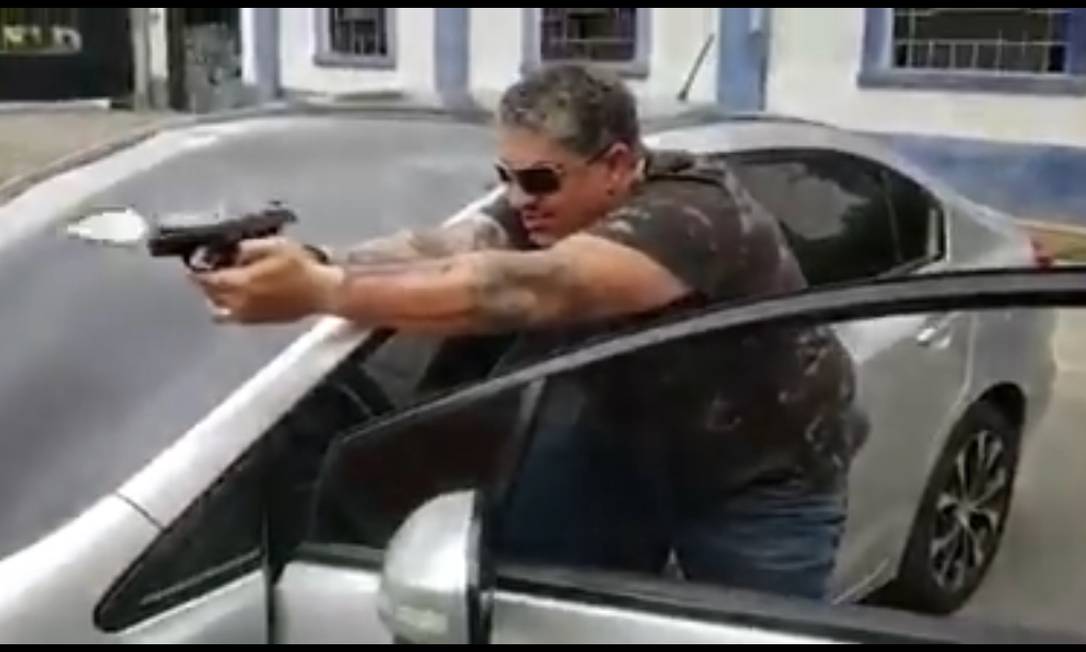Em vídeo divulgado no grupo, homem atira em assaltante que usa camiseta vermelha e grita 'Bolsonaro neles' Foto: Reprodução/Whatsapp