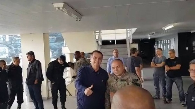 Bolsonaro posa para fotos com militares em sede do Bope, no Rio Foto: Divulgação