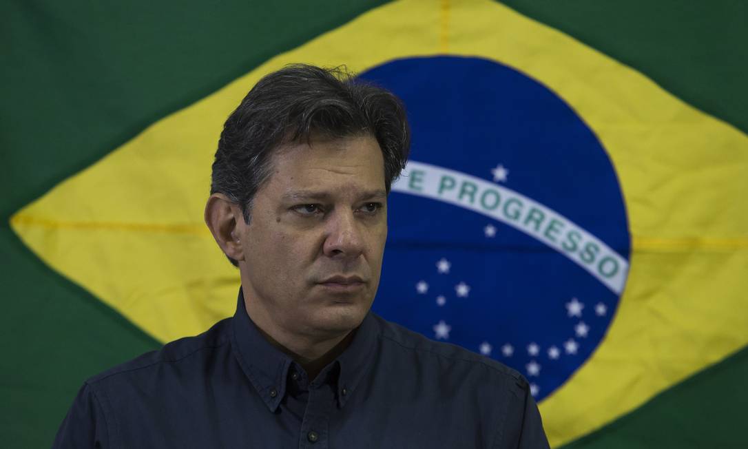 Haddad fala à imprensa com bandeira do Brasil ao fundo Foto: Edilson Dantas / Agência O Globo