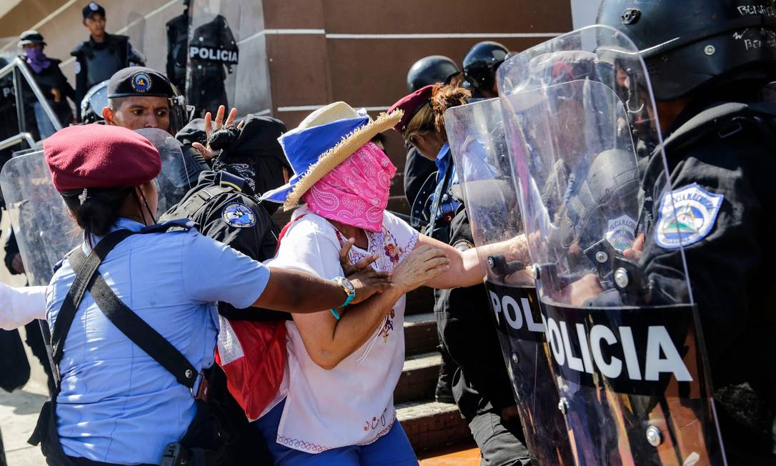 Mulher é presa durante protestos contra presidente Daniel Ortega na Nicarágua: manifestações já deixaram mais de 300 mortos desde abril Foto: INTI OCON / AFP