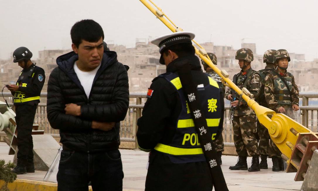 Policiais patrulham ruas na região de Xinjiang: região é considerada como foco de extremismo religioso por governo chinês Foto: Thomas Peter / REUTERS