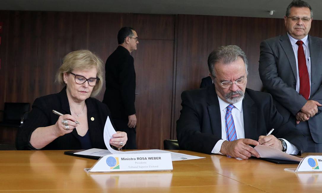 A presidente do TSE, ministra Rosa Weber, e o ministro da Segurança Pública, Raul Jungmann Foto: Divulgação/TSE