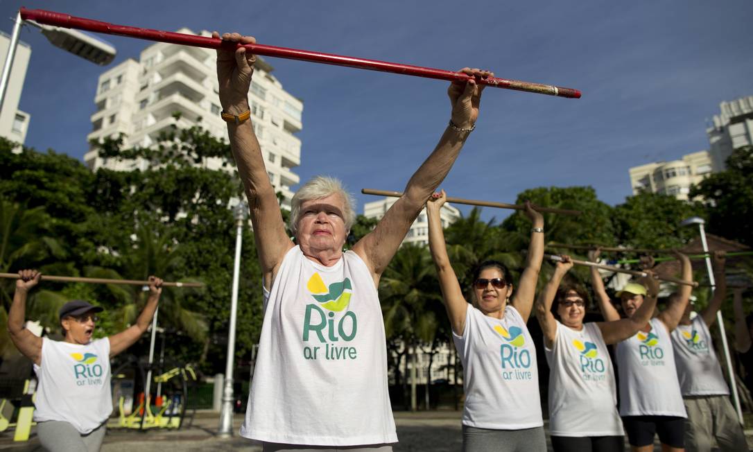 Idosas se exercitam em Copacabana: expectativa de vida no Brasil pode aumentar até 7,3 anos em duas décadas Foto: Márcia Foletto / Agência O Globo/18-2-2016