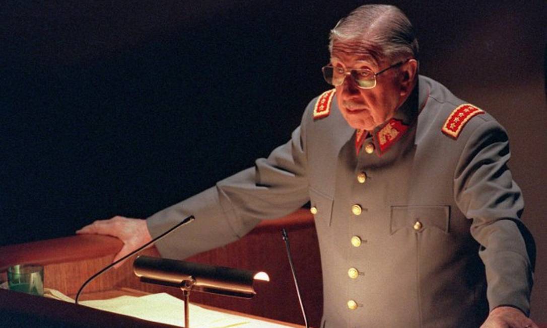 O ditador Augusto Pinochet, em foto de 21 de agosto de 1997, em Santiago, no Chile: prisão do general abriu precendentes históricos Foto: Martin Thomas