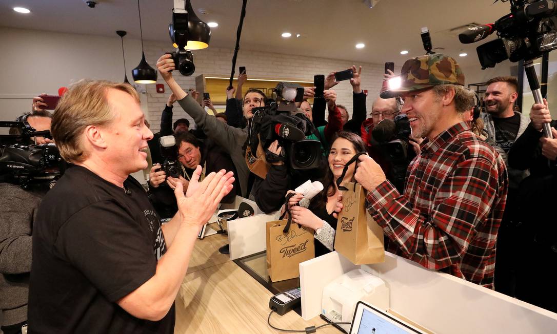 O empresário canadense Bruce Linton aplaude após fazer sua primeira venda de maconha recreativa Foto: CHRIS WATTIE / REUTERS