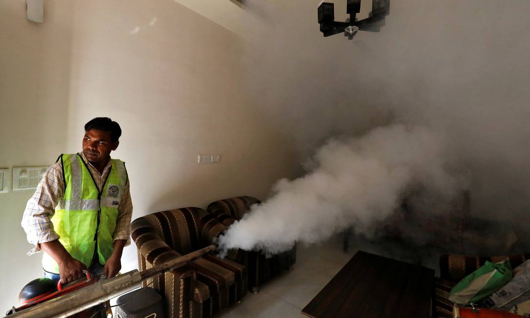 A public health department worker fumigates inside a house to prevent the spread of mosquito borne diseases in New Delhi, India, October 9, 2018. REUTERS/Anushree Fadnavis Foto: ANUSHREE FADNAVIS / REUTERS