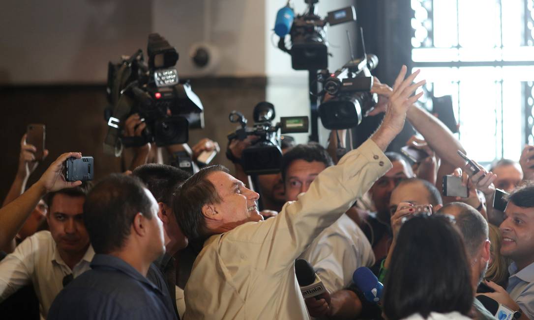 Jair Bolsonaro cumprimenta apoiadores após visita à Polícia Federal no Rio Foto: RICARDO MORAES / REUTERS