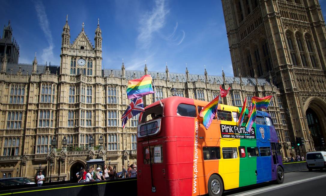 Pessoas LGBT+ fazem manifestação em frente ao Parlamento de Londres em prol do casamento entre pessoas do mesmo sexo Foto: ANDREW COWIE / AFP