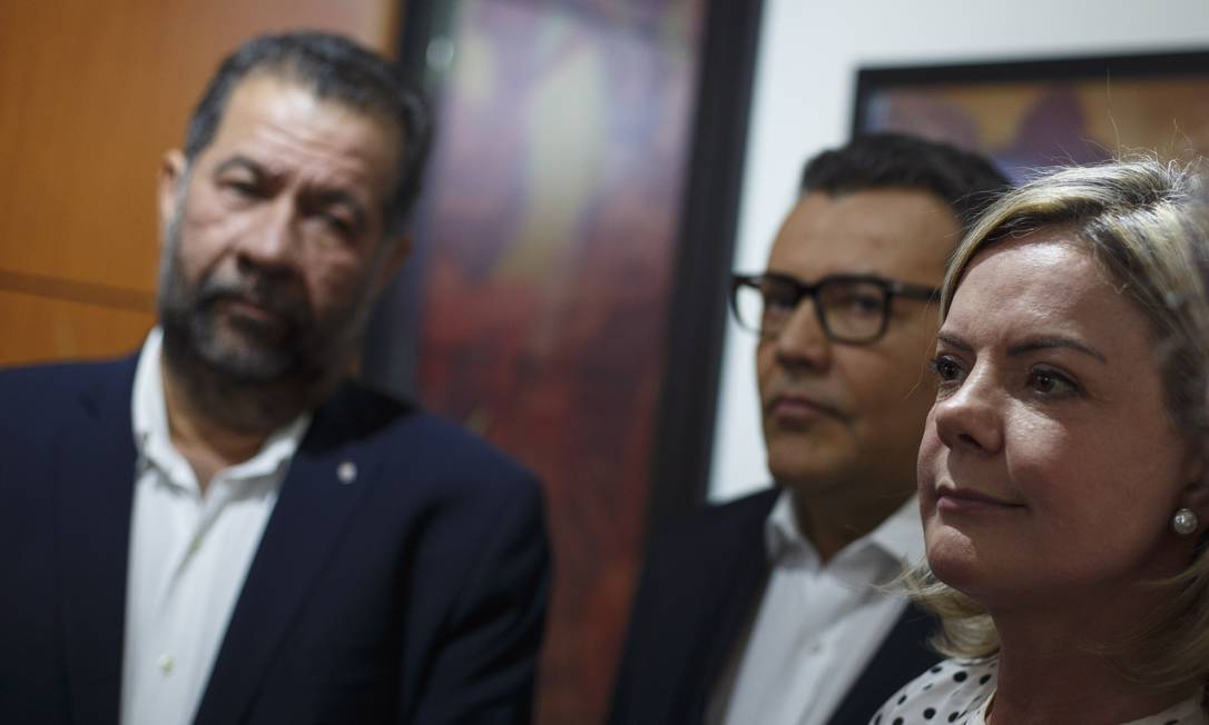 A presidente do PT, Gleisi Hoffmann, ao lado dos presidentes do PDT (Carlos Lupi) e PSB (Carlos Siqueira) Foto: Daniel Marenco/Agência O Globo/31-07-2018