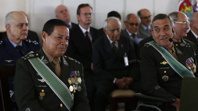 Professor emérito da Escola de Comando do Estado-Maior do Exército, Ives Gandra Martins afirma que os militares respeitarão a Constituição. Na foto, os generais Hamilton Mourão (à esq.) e Eduardo Villas Bôas Foto: Michel Filho / Agência O Globo
