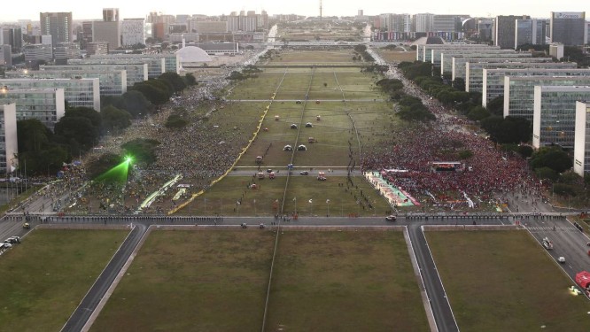 A tensão política continuará após as eleições, acredita
Gandra Martins. Na foto, manifestantes pró e contra o impeachment de Dilma Rousseff na Esplanada dos Ministérios, em Brasília Foto: DIDA SAMPAIO / Agência O Globo