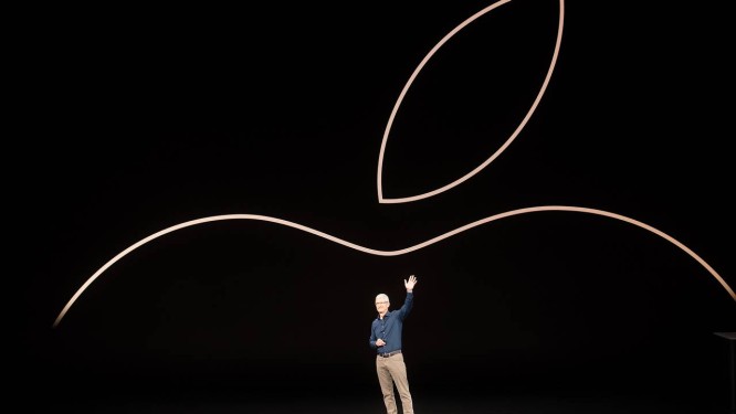 O diretor executivo da Apple, Tim Cook, no lançamento dos novos iPhones, em setembro Foto: NOAH BERGER / AFP