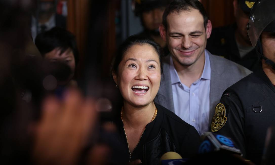 Keiko Fujimori deixa o tribunal em Lima com o marido, Mark Vito: prisão preventiva foi anulada Foto: LUKA GONZALES / AFP