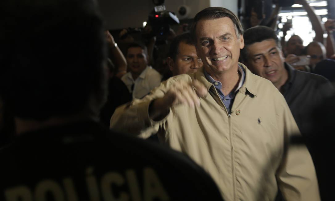 O candidato à Presidência Jair Bolsonaro visita a sede da Polícia Federal 17/10/2018 Foto: Gabriel de Paiva / Agência O Globo