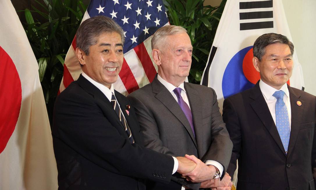 Os secretários de Defesa japonês, americano e sul-coreano em encontro em Cingapura Foto: THOMAS WATKINS / AFP