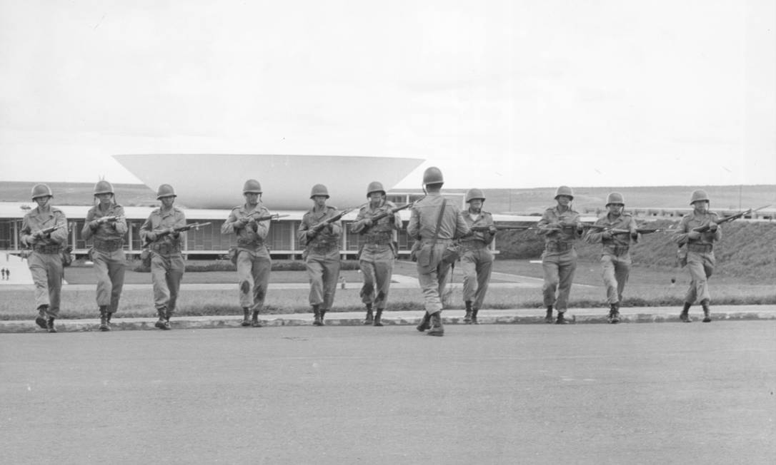 Tropas do Exército em frente ao Congresso Nacional, em 31 de Março 1964 Foto: Arquivo/Agência O Globo