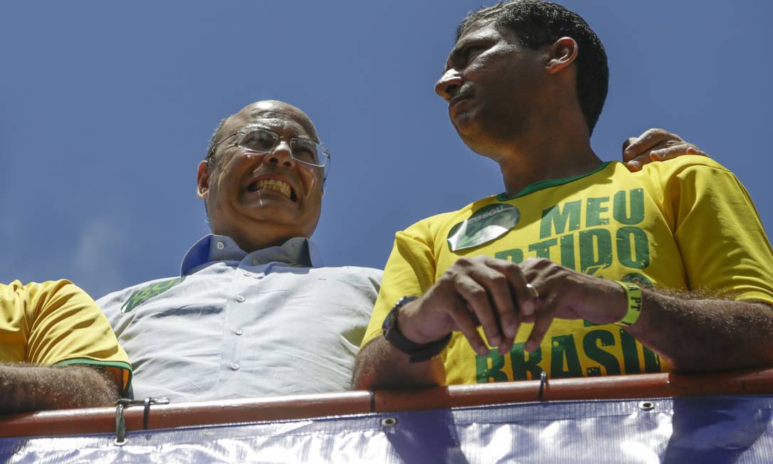 Wilson Witzel abraça Rodrigo Amorim durante ato pró-Bolsonaro em Copacabana Foto: Gabriel de Paiva / Agência O Globo