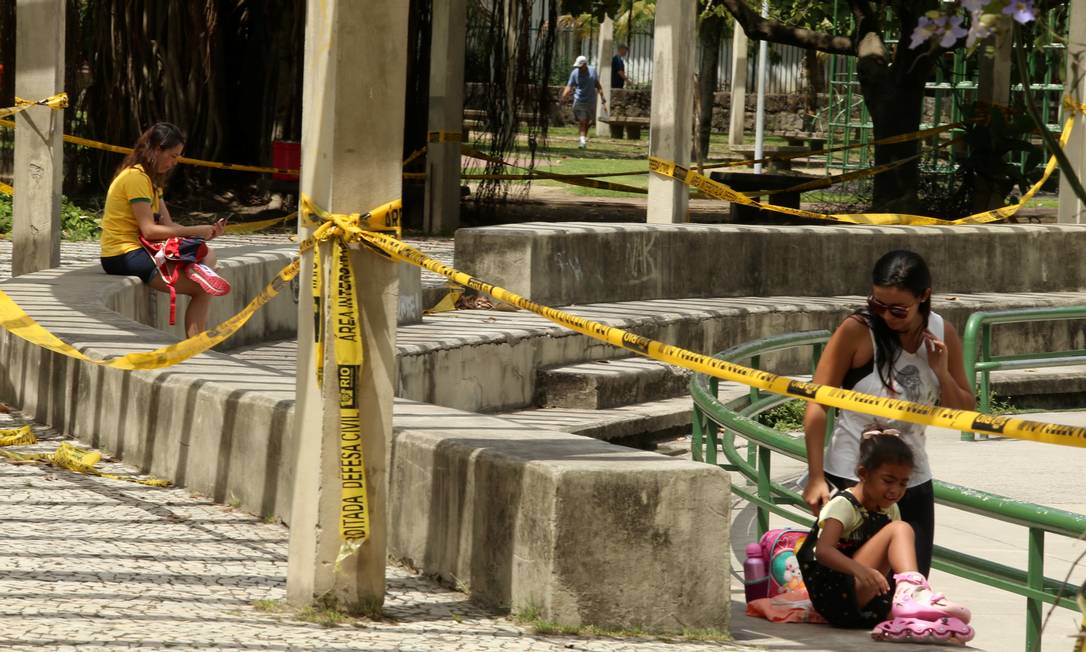 Lazer prejudicado. Mãe e filha ao lado da área interditada: projeto sem data Foto: Fabiano Rocha / Agência O Globo