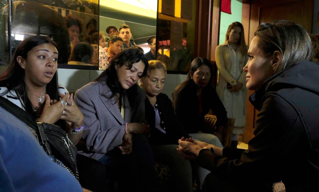 Atriz Angelina Jolie conversa com venezuelana que fugiu ao Peru em busca de vida melhor Foto: SANTIAGO ESCOBAR-JARAMILLO / AFP