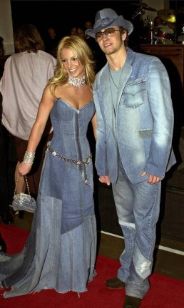 Show host Britney Spears, left, and Justin Timberlake of N'Sync arrive at the 28th Annual American Music Awards in Los Angeles Monday, Jan. 8, 2001. (AP Photo/Mark J. Terrill) Foto: Mark J. Terrill / AP Photo/Mark J. Terrill