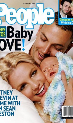 PEOPLE magazine's December 5, 2005 cover featuring singer Britney Spears, her husband Kevin Federline & their son Sean Preston in this handout photo released November 22, 2005. NO SALES NO ARCHIVES NO MAGAZINES NO ONLINES EDITORIAL USE ONLY This image can only be used in its entirety with no alterations to logo, cover text and layout. REUTERS/PEOPLE Magazine/Mark Liddell Foto: Mark Liddell / REUTERS/PEOPLE Magazine