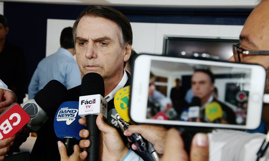 O candidato do PSL à Presidência, Jair Bolsonaro, durante imprensa Foto: Fabiano Rocha/Agência O Globo/20-10-2018