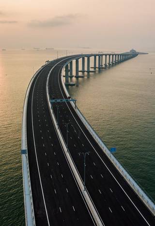 Ponte Hong Kong-Zhuhai-Macau foi inaugurada nesta semana em meio a críticas: acusações de superfaturamento e de displicência com trabalhadores mortos durante obras são argumentos levantados por críticos Foto: ANTHONY WALLACE / AFP
